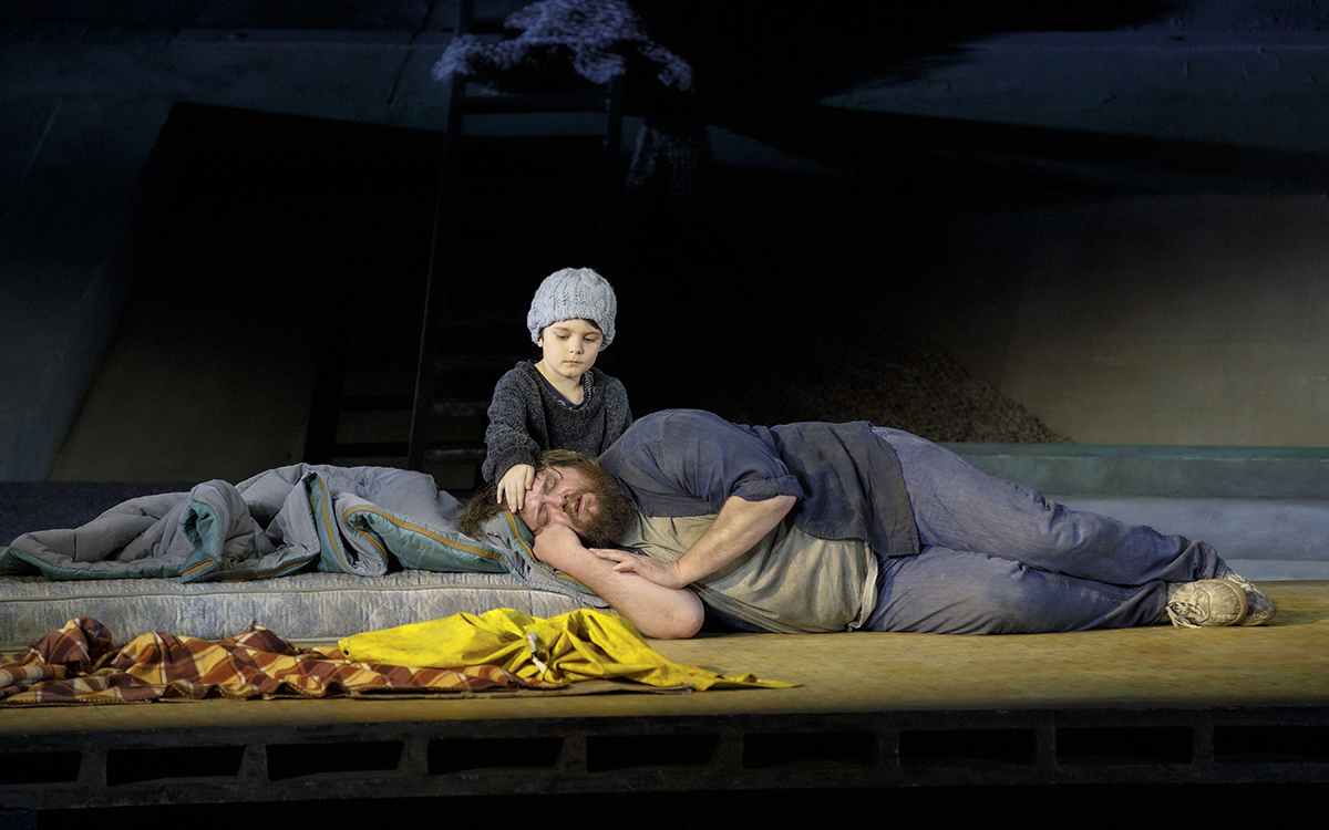 Allan Clayton as Peter Grimes and Cruz Fitz as the Boy in The Royal Opera's <em>Peter Grimes</em> (photograph by Yasuko Kageyama)